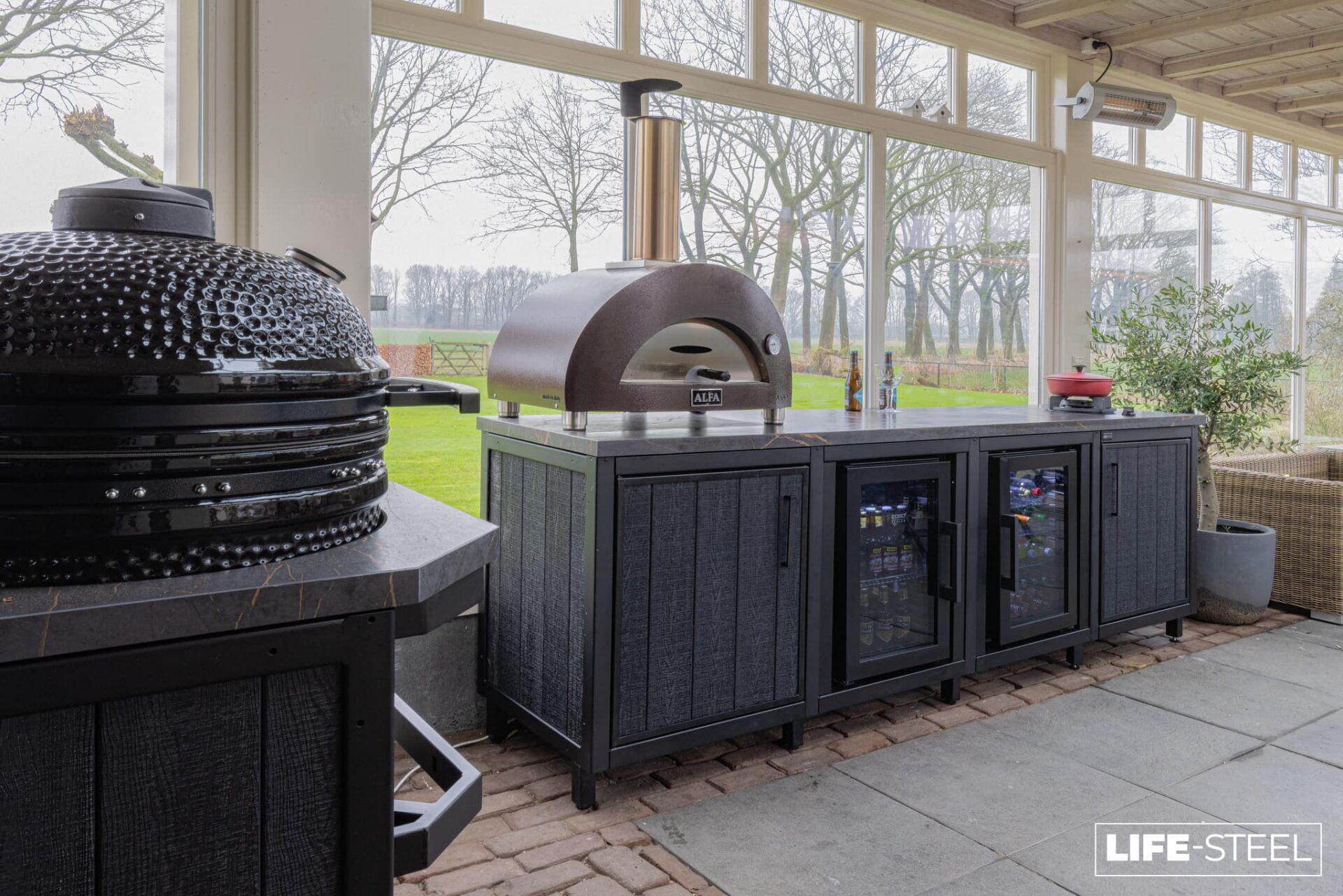 Buitenkeuken met pizza oven en bbqq