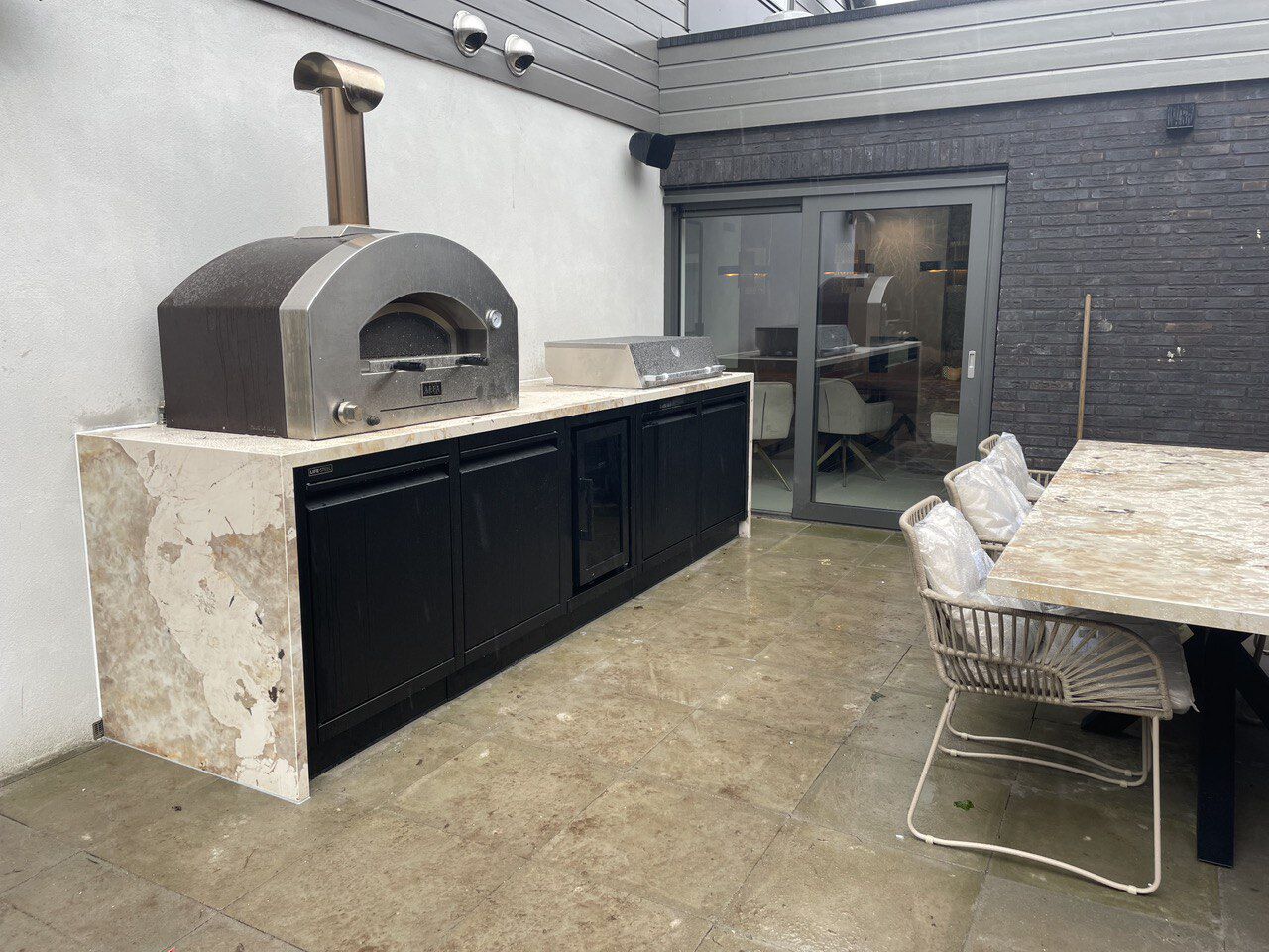 Buitenkeuken met pizza oven