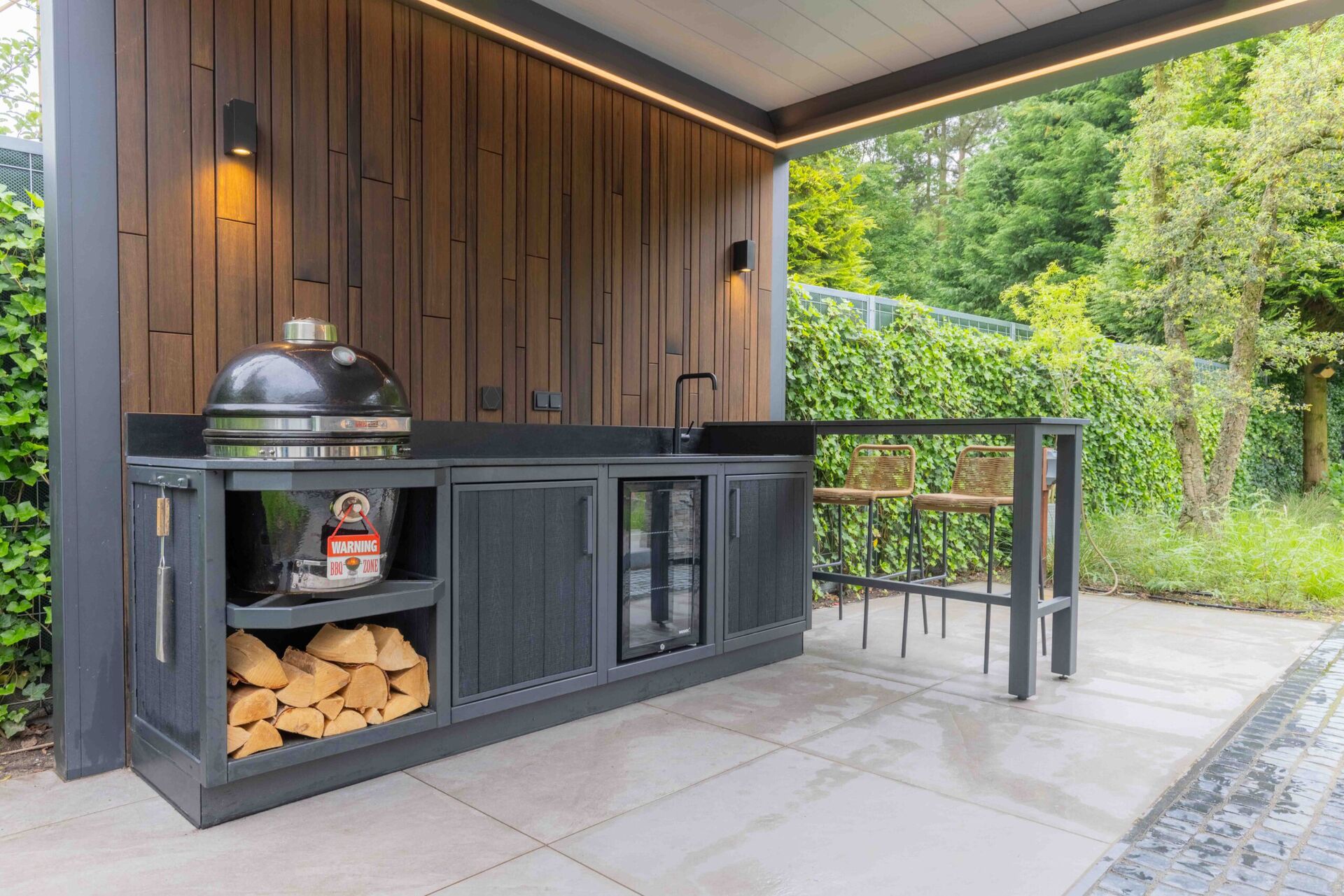 Buitenkeuken met bar - life-steel