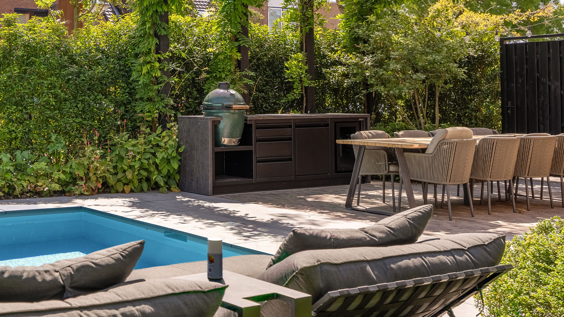 Buitenkeuken-van-staal-met-stolwanden