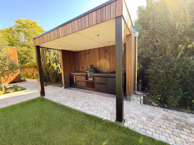 Buitenkeuken onder moderne overkapping